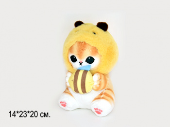 им Кот арт. 16943-209 В шапке пчелки с рыбкой в лапах сидит 23 см в пак.