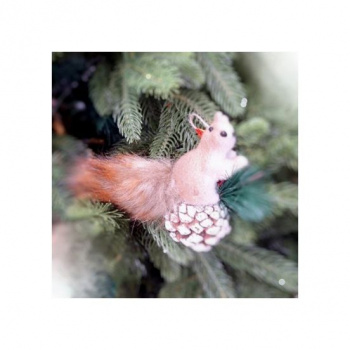 Игрушка-подвеска арт. 803013 Белка мех. сидит на сосновой шишке 13 см в пак.